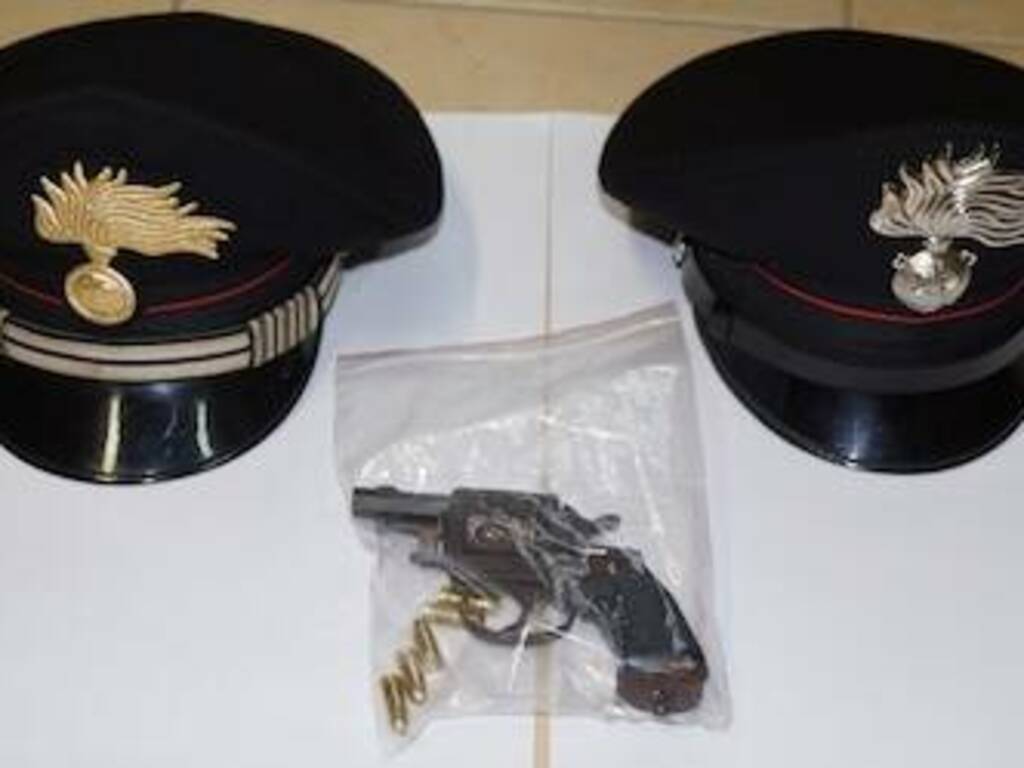 Carabinieri - Pistola sequestrata - Tresnuraghes