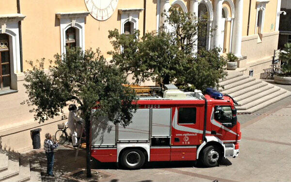 Vespe in Piazza Eleonora, vigili del fuoco