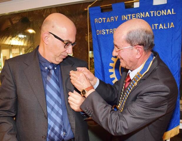 Rotary Oristano - Momo Zucca premiato da Ferdinando Loddo