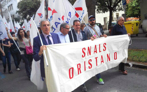 Manifestazione scuola Cagliari 5 maggio