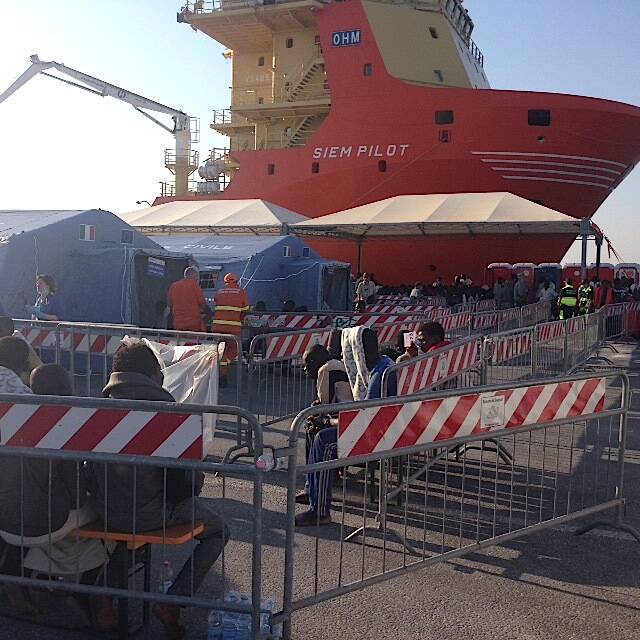 Migranti - Sbarco Cagliari nave Siem Pilot - Foto Protezione civile Regione