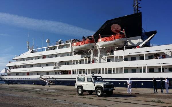 La nave Corinthian nel porto di Oristano - Foto Capitaneria di porto di Oristano