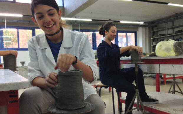 Liceo Artistico - studentesse laboratorio