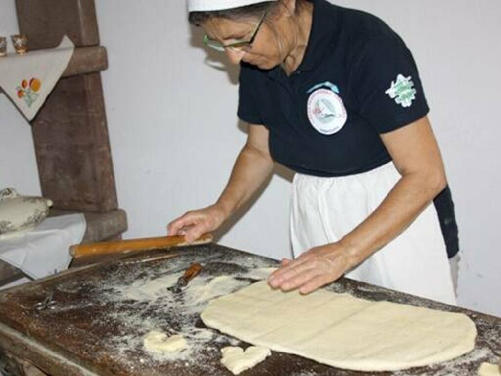 samugheo-su-tzichi-lavorazione-pane-cun-gherdas