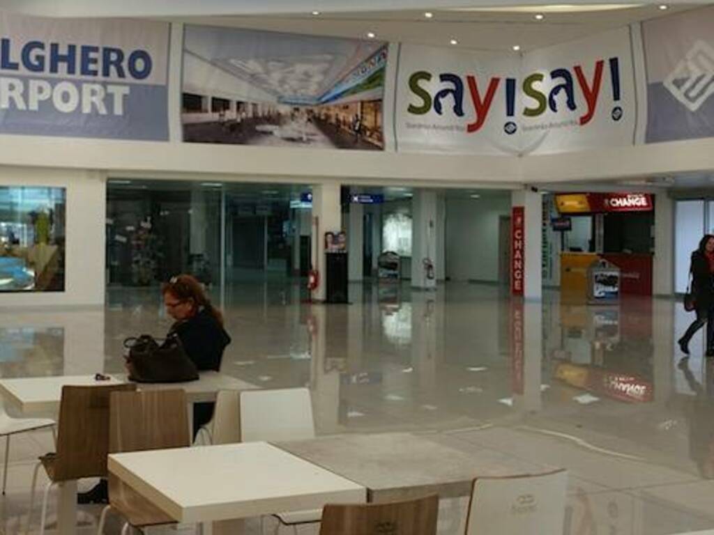 Alghero aeroporto interno passeggeri turisti