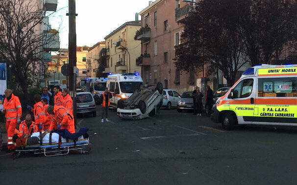 Oristano - Incidente - Piazza Italia - Auto ribaltata