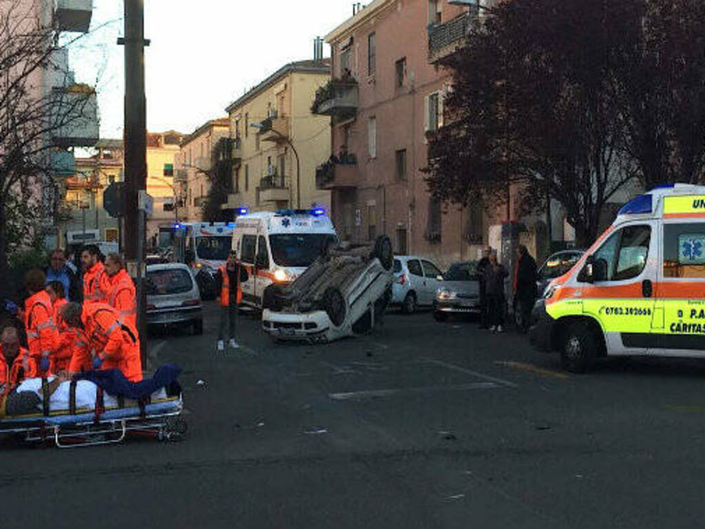 Oristano - Incidente - Piazza Italia - Auto ribaltata