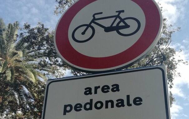 Oristano - piazza Roma - cartello divieto bici - Foto gruppo oristano la città che vorrei EVIDENZA