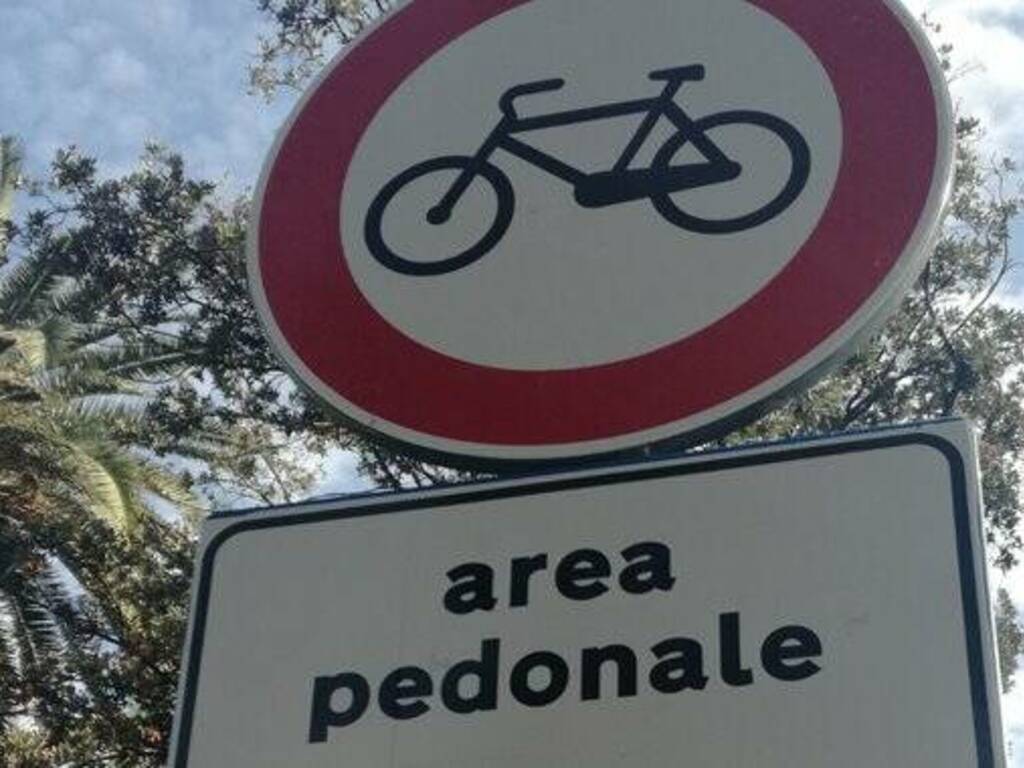 Oristano - piazza Roma - cartello divieto bici - Foto gruppo oristano la città che vorrei EVIDENZA