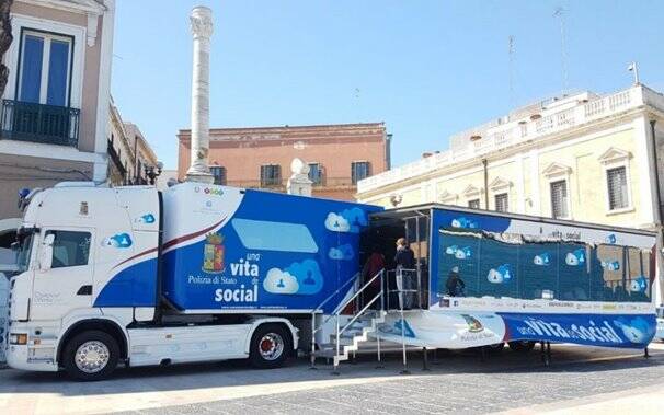 Polizia - Truck - una vita da social