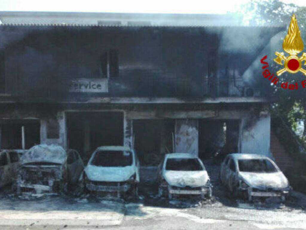 Incendio Officina Isili Vigili del Fuoco