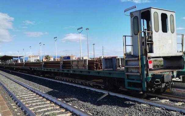 Treno convogglio raccordo ferroviario Oristano Porto Santa Giusta rotaie