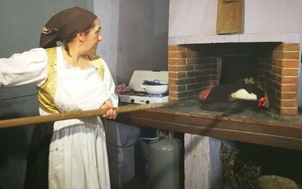 Villaurbana - sagra del pane 2018 - pane in forno