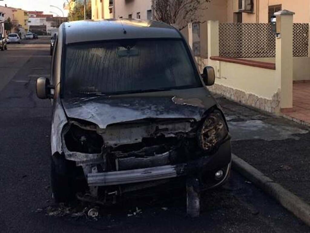 Oristano Auto Incendiata Via La Maddalena