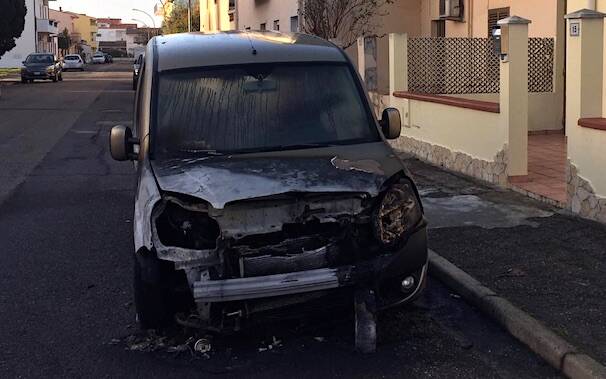 Oristano Auto Incendiata Via La Maddalena