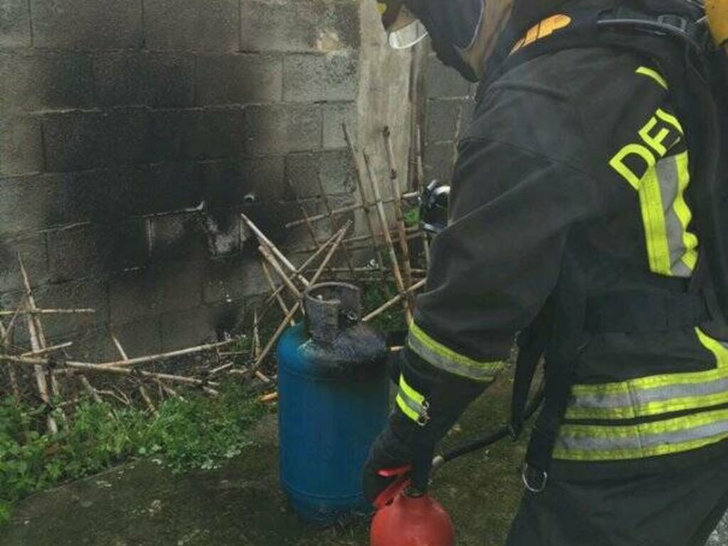 Oristano - incendio - bombola - vigili del fuoco intera