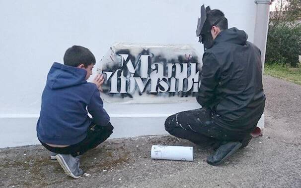 Simaxis - Manu Invisible - street art - scuola