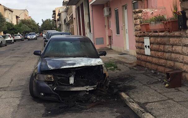 Oristano Viale Ales auto distrutta