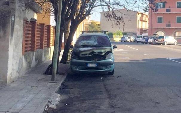 Oristano - Piemonte - auto a fuoco - attentato incendiario