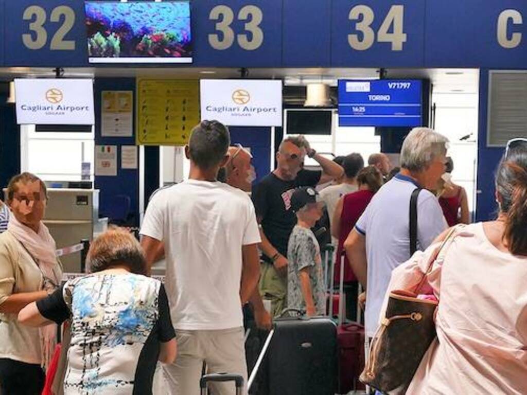 Cagliari Elmas aeroporto turisti viaggiatori