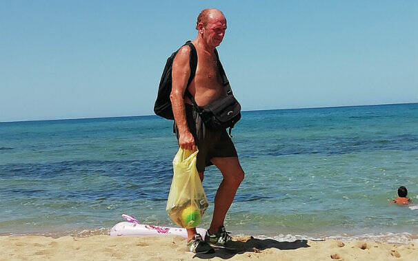 San Vero Milis - signor franco pulisce la spiaggia