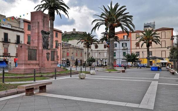 Monumento ai caduti - bosa piazza IV novembre