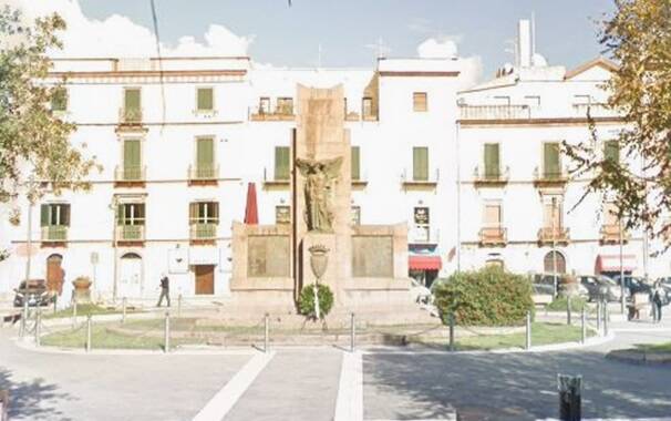 Piazza IV Novembre - Bosa monumeto ai caduti