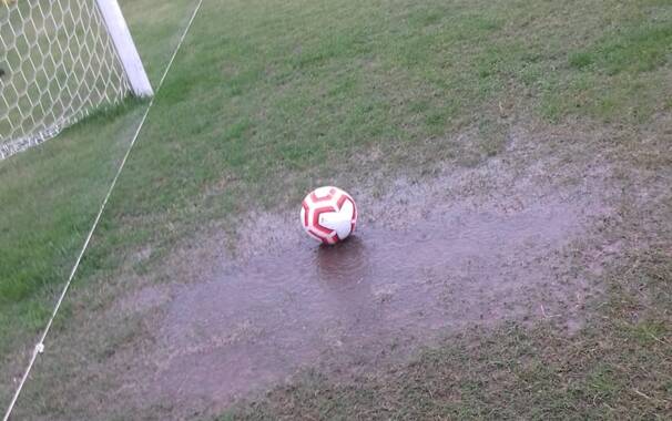 Oristano - derby saltato - campo allagato - pallone