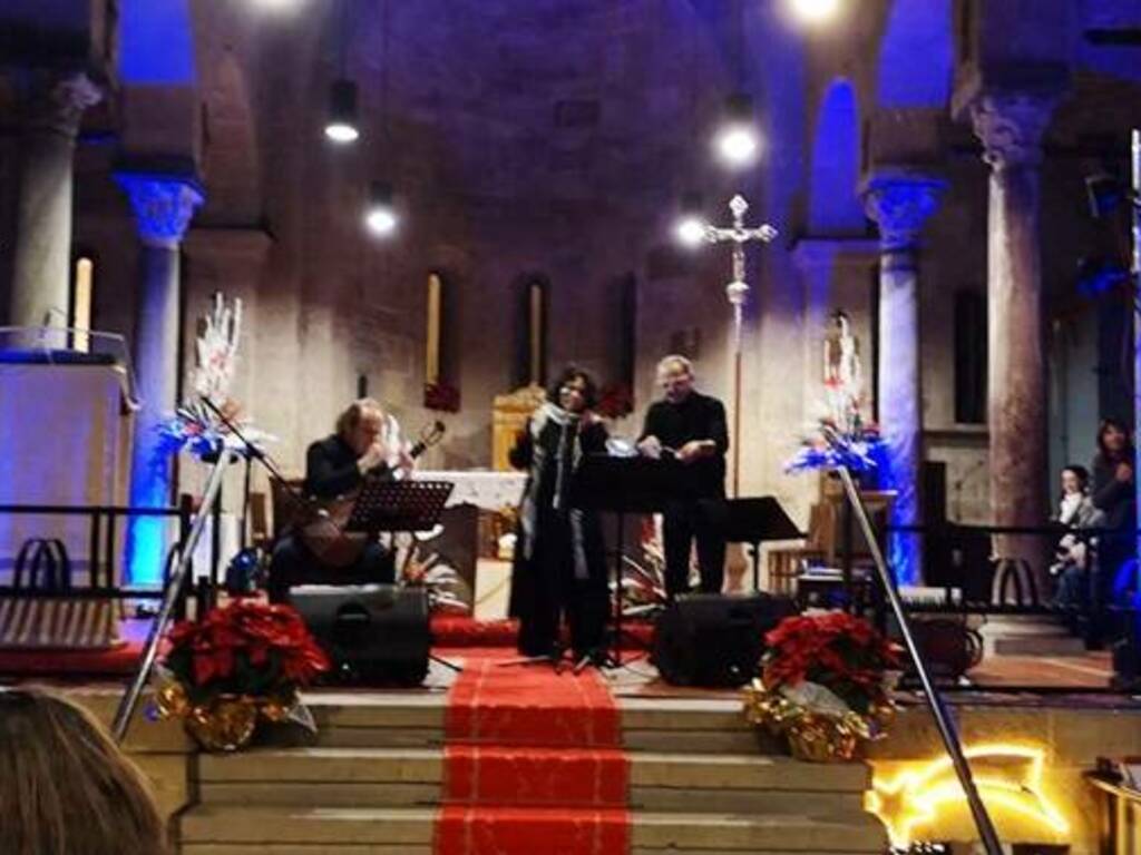 foto facebook sindaco Antonello Figus con la cantante Antonella Ruggero concerto Santa Giusta 6