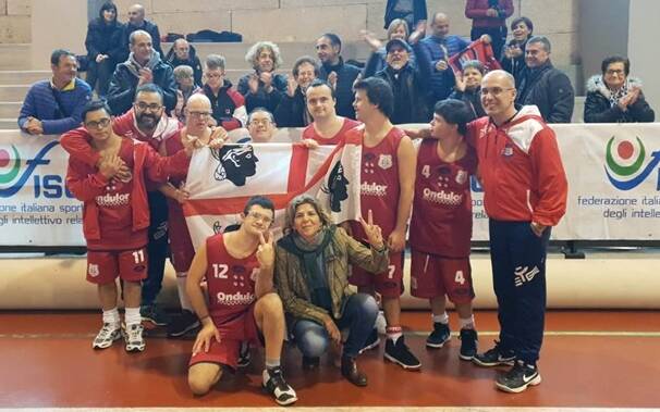 Aipd Atletico Oristano - basso la delegata Sardegna FISDIR Carmen Mura con i suoi campioni