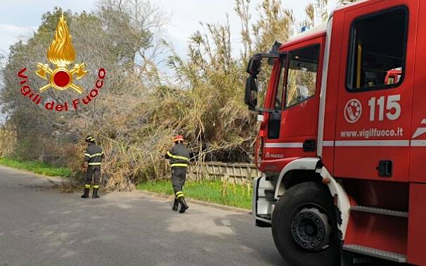 Oristano vigili del fuoco vento maltempo