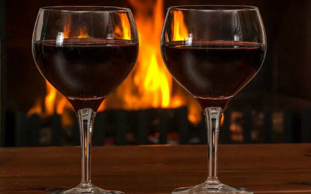 vino rosso davanti al fuoco