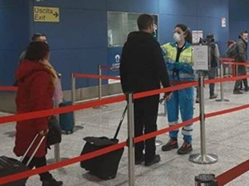 Elmas - aeroporto - controlli temperatura passeggeri 2