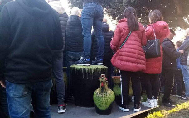 Oristano - in piedi sulla scultura per vedere la sartiglia