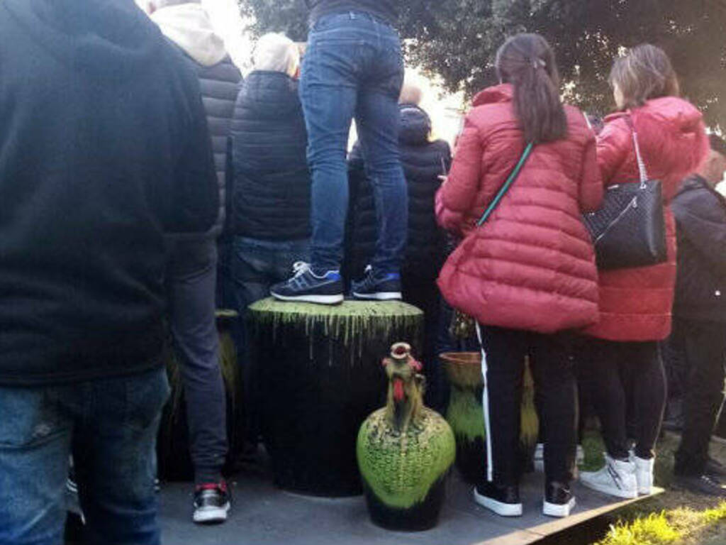 Oristano - in piedi sulla scultura per vedere la sartiglia