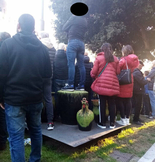 Oristano - in piedi sulla scultura per vedere la sartiglia verticale