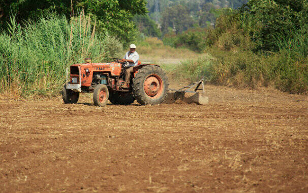 agricoltura - lavoro - campi -trattore