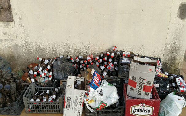 Riola bottiglie birra abbandonate raccolte cantiere Lavoras