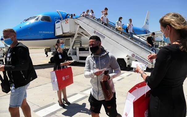 Elmas - turisti stranieri - Consegna omaggio arrivo volo KLM a Cagliari