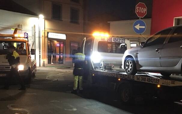 Oristano - centro chiuso al traffico - carro attrezzi