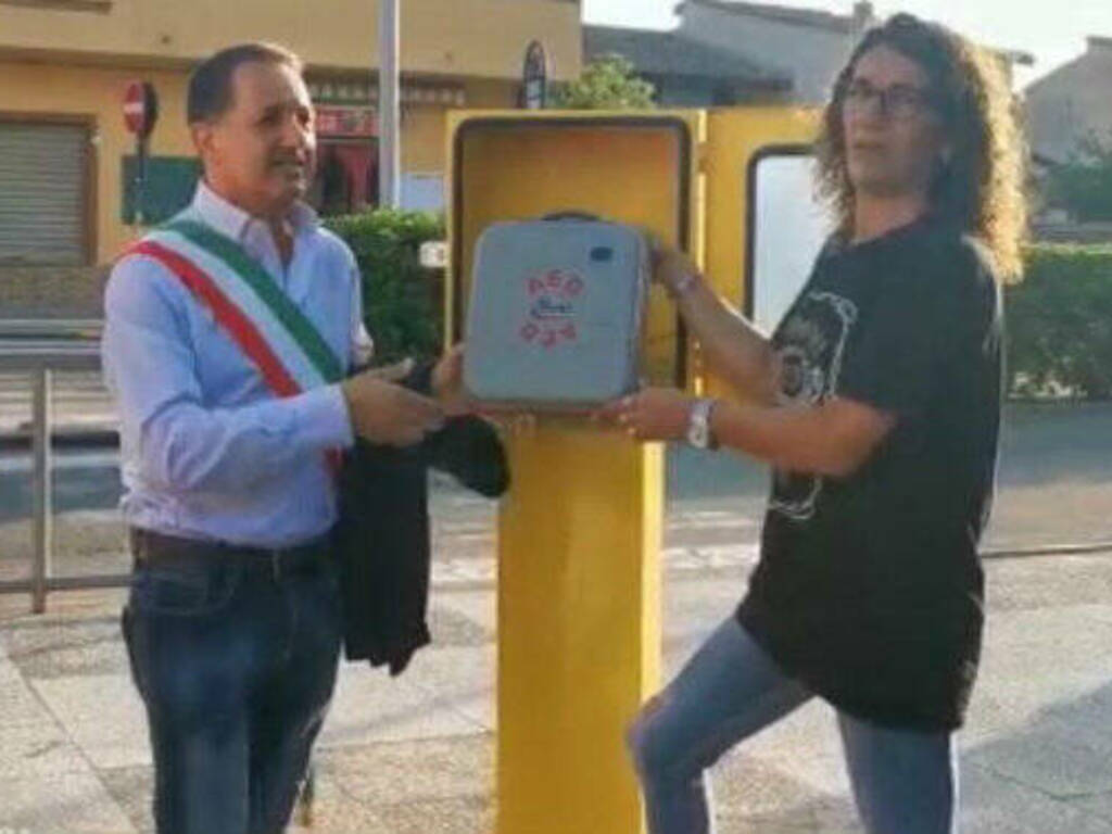 installazione del defibrillatore a san nicolò d'arcidano 1