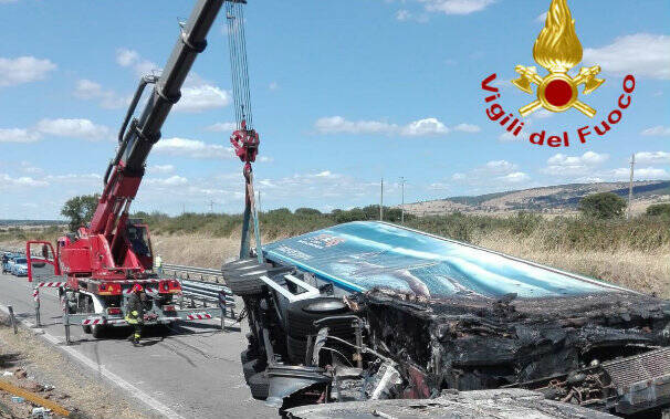 Camion frigo incendio foto vigili del fuoco