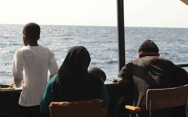 Arbatax - migranti nell'Alan Kurdi - Foto da twitter Sea-Eye