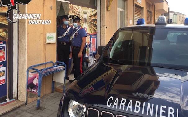 Carabinieri cabras rapina market