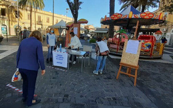 banchetto-comitato-salute-piazza-roma-oristano