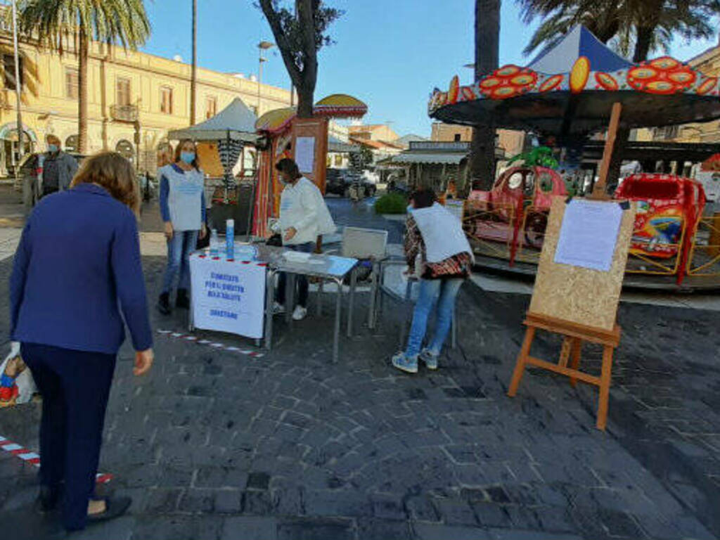 banchetto-comitato-salute-piazza-roma-oristano