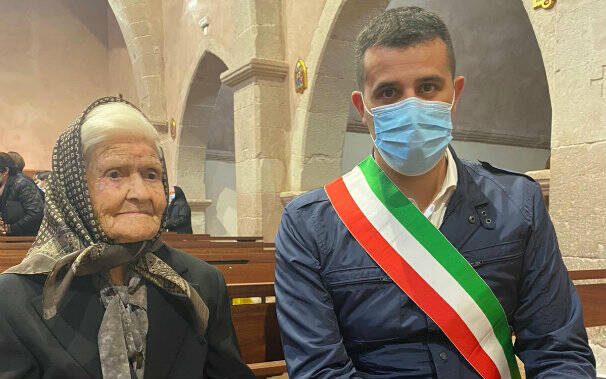 sindaco Francesco Mura di nughedu con la signora Raimonda Tatti centenaria