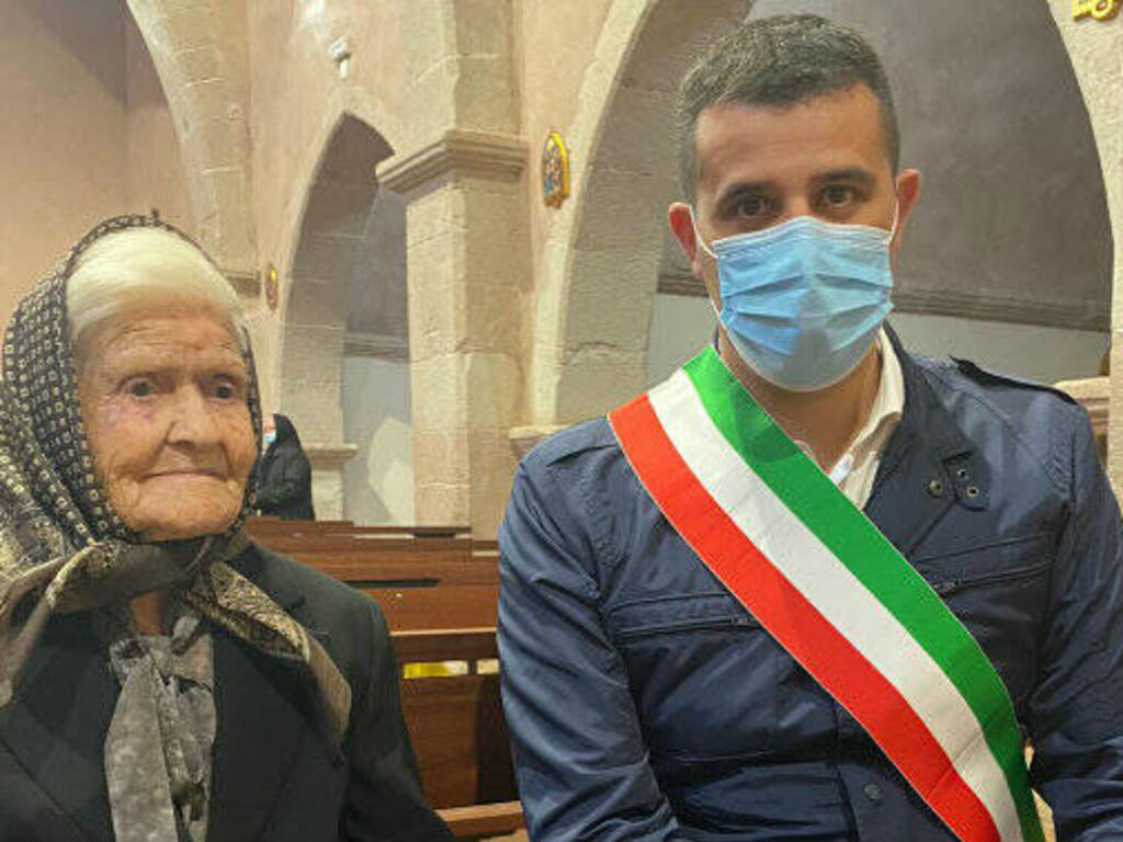 sindaco Francesco Mura di nughedu con la signora Raimonda Tatti centenaria