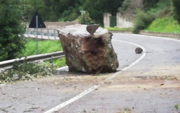 Cuglieri - masso in strada