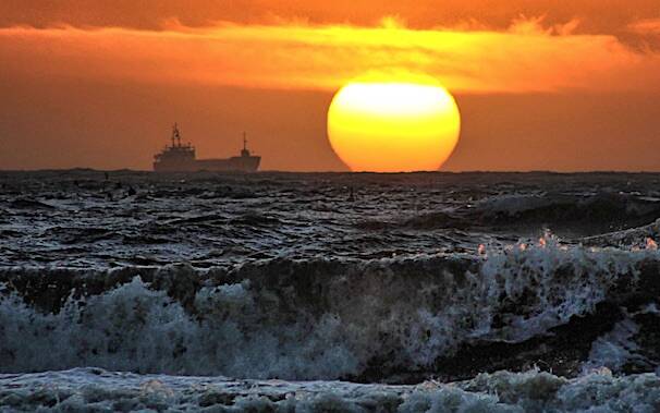 Oristano foce Tirso mare in burrasca tramonto